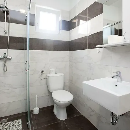 1 Apartment *
